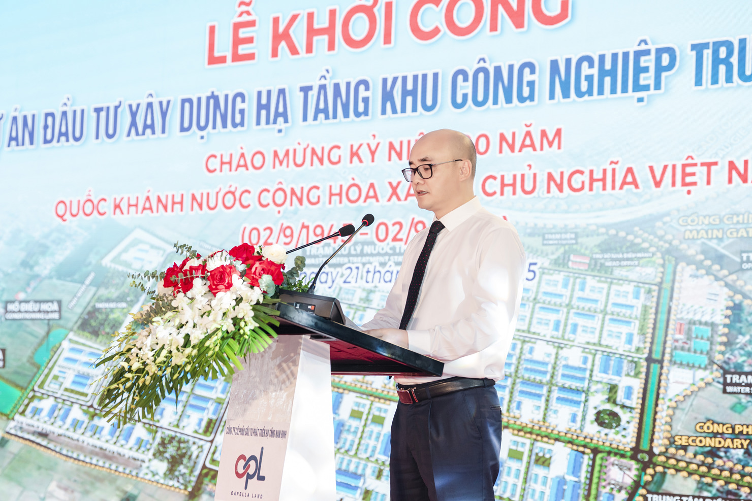 Ông Bùi Đình Chiên, Tổng giám đốc Capella Land, Chủ tịch HĐQT Công ty Cổ phần đầu tư phát triển hạ tầng Nam Định phát biểu, cam kết xây dựng KCN  đảm bảo chất lượng và tiến độ cam kết