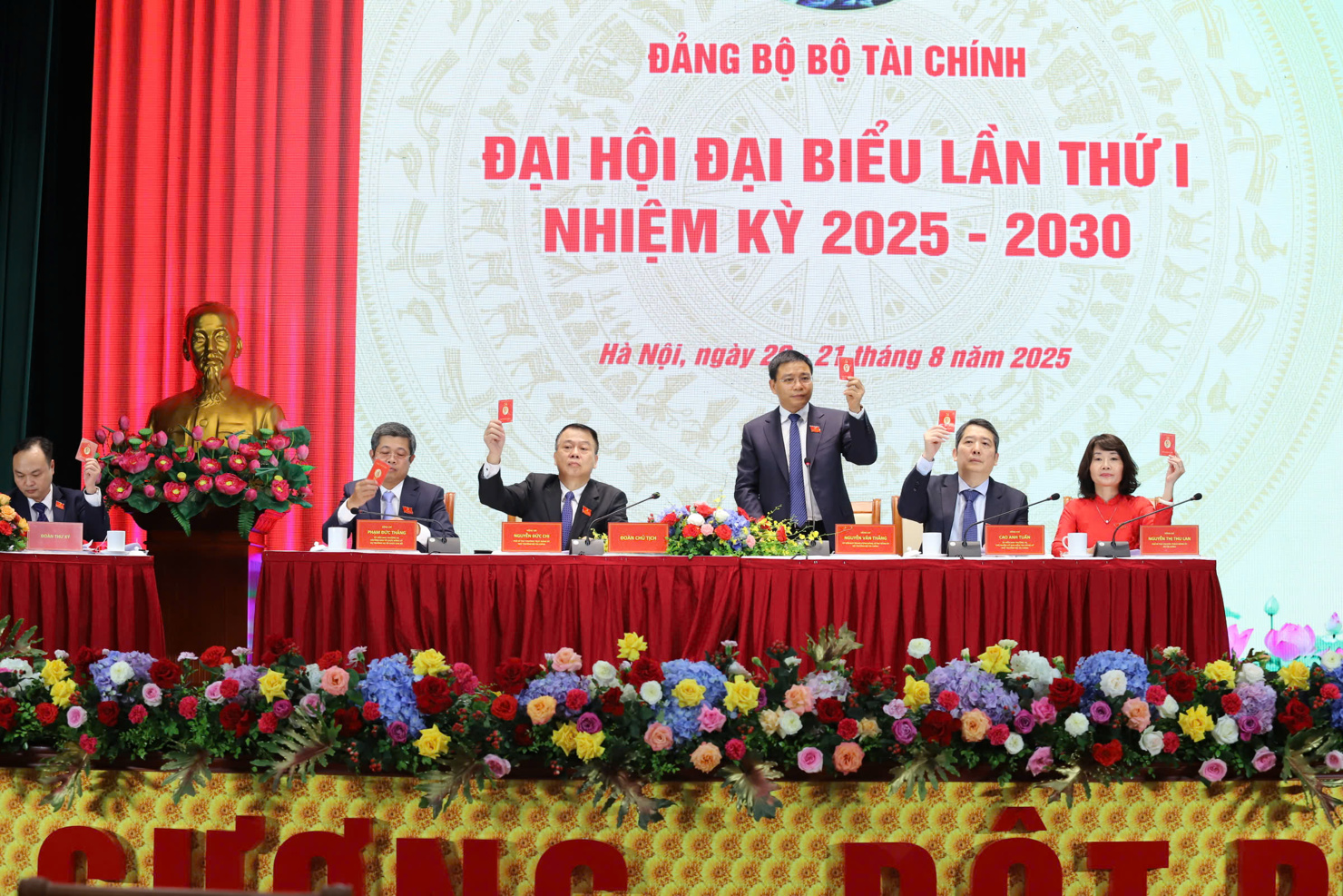 Các đại biểu biểu quyết thông qua Nghị quyết Đại hội.