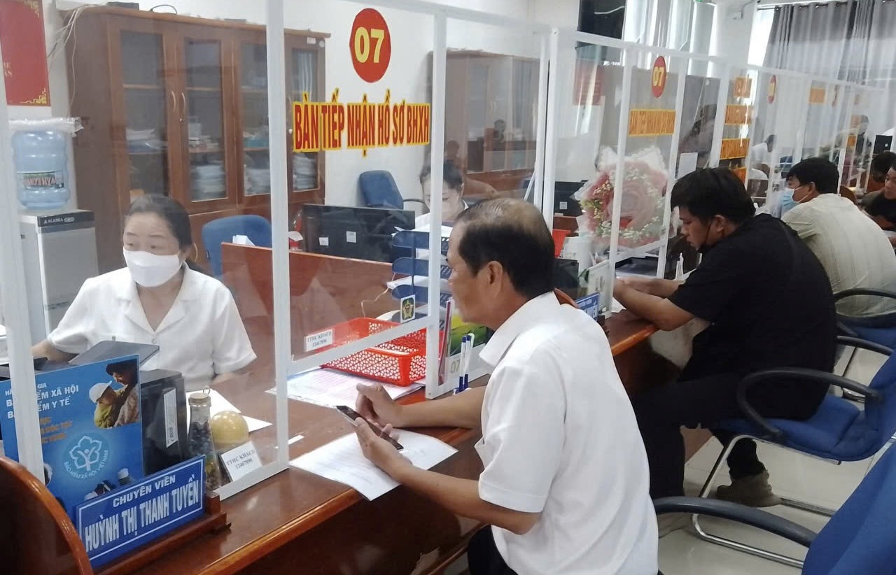 Tiếp nhận hồ sơ BHXH, BHYT tại Trung tâm Phục vụ hành chính công tỉnh Cà Mau. Ảnh: N.N