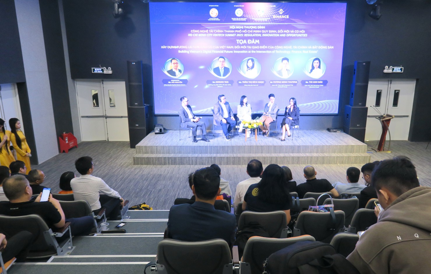 Các chuyên gia kiến nghị, Việt Nam cần tập trung đầu tư hạ tầng công nghệ , hoàn thiện khung pháp lý dữ liệu quốc gia để phát triển nền kinh tế số. Ảnh: Đức Mỹ