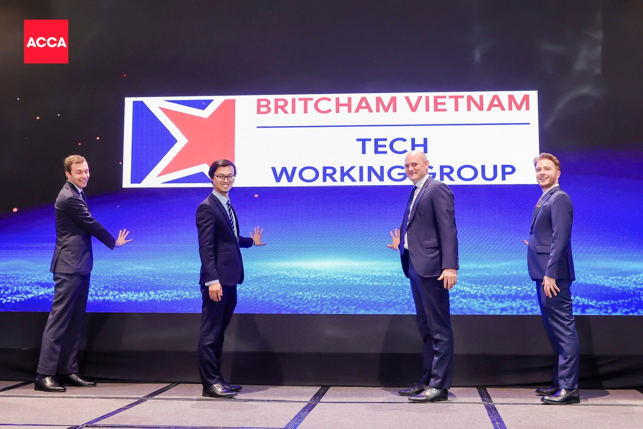 Ông Tô Quốc Hưng, giám đốc quốc gia ACCA Việt Nam ( đứng thứ 2, từ trái sang) tại lễ ra mắt nhóm doanh nghiệp công nghệ Anh Quốc tại Việt Nam, sự ra mắt của Nhóm sẽ góp phần thúc đẩy các hoạt động hợp tác, đào tạo, nghiên cứu và hỗ trợ doanh nghiệp Việt Nam tăng tốc, chuyển đổi số.