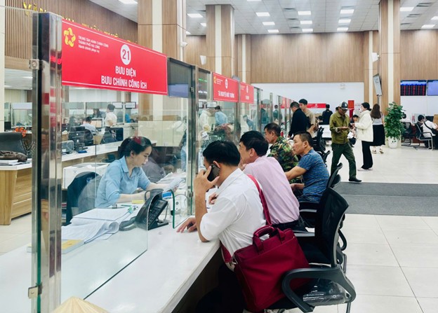 Trung tâm Phục vụ Hành chính công chi nhánh Hạ Long giải quyếtthủ tục hành chính cho người dân. 