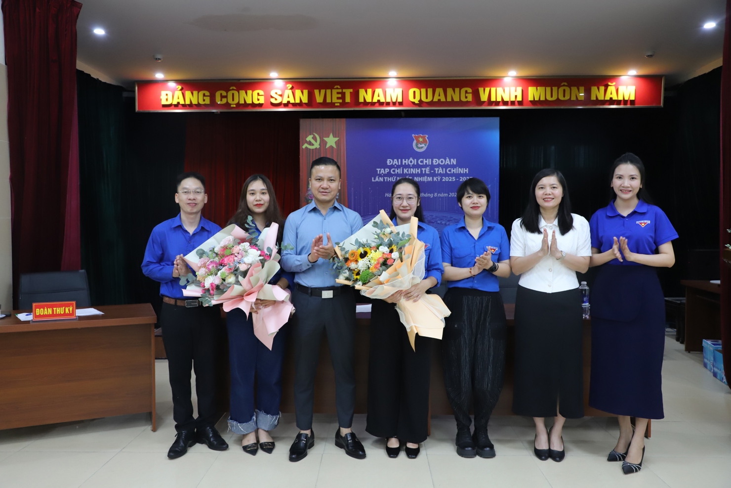 Ban Chấp hành Đoàn Thanh niên Chi đoàn Tạp chí Kinh tế - Tài chínhnhiệm kỳ 2025 - 2027 ra mắt tại Đại hội. Ảnh: Lục Trường.
