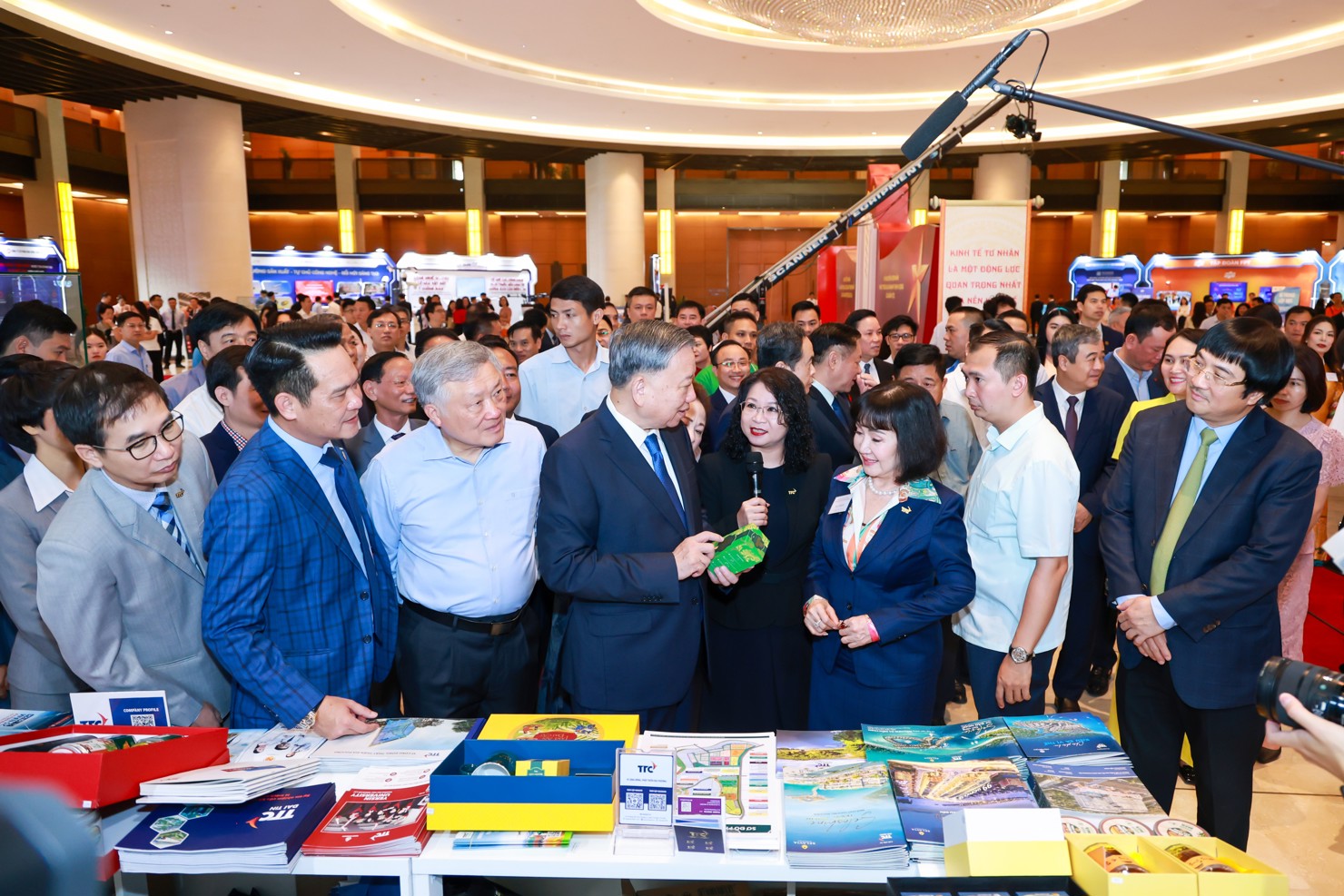 Tổng Bí thư Tô Lâm cùng các đồng chí lãnh đạo Đảng, Nhà nước, Ban, bộ ngành thăm quan gian hàng của doanh nghiệp tư nhân. Ảnh: TTC