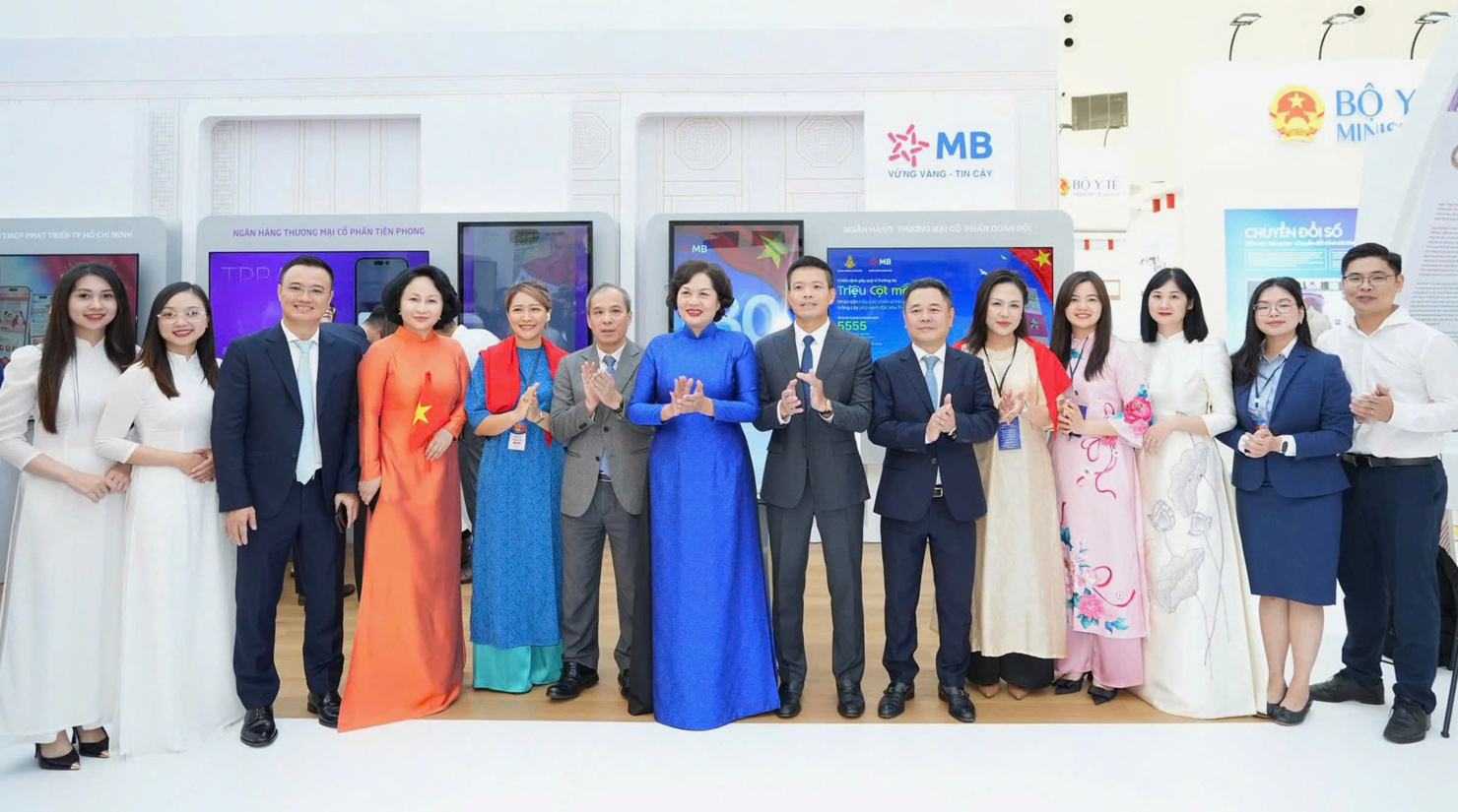 Thống đốc NHNN Nguyễn Thị Hồng chụp ảnh lưu niệm cùng lãnh đạo và cán bộ MB tại Triển lãm Thành tự Đất nước A80.