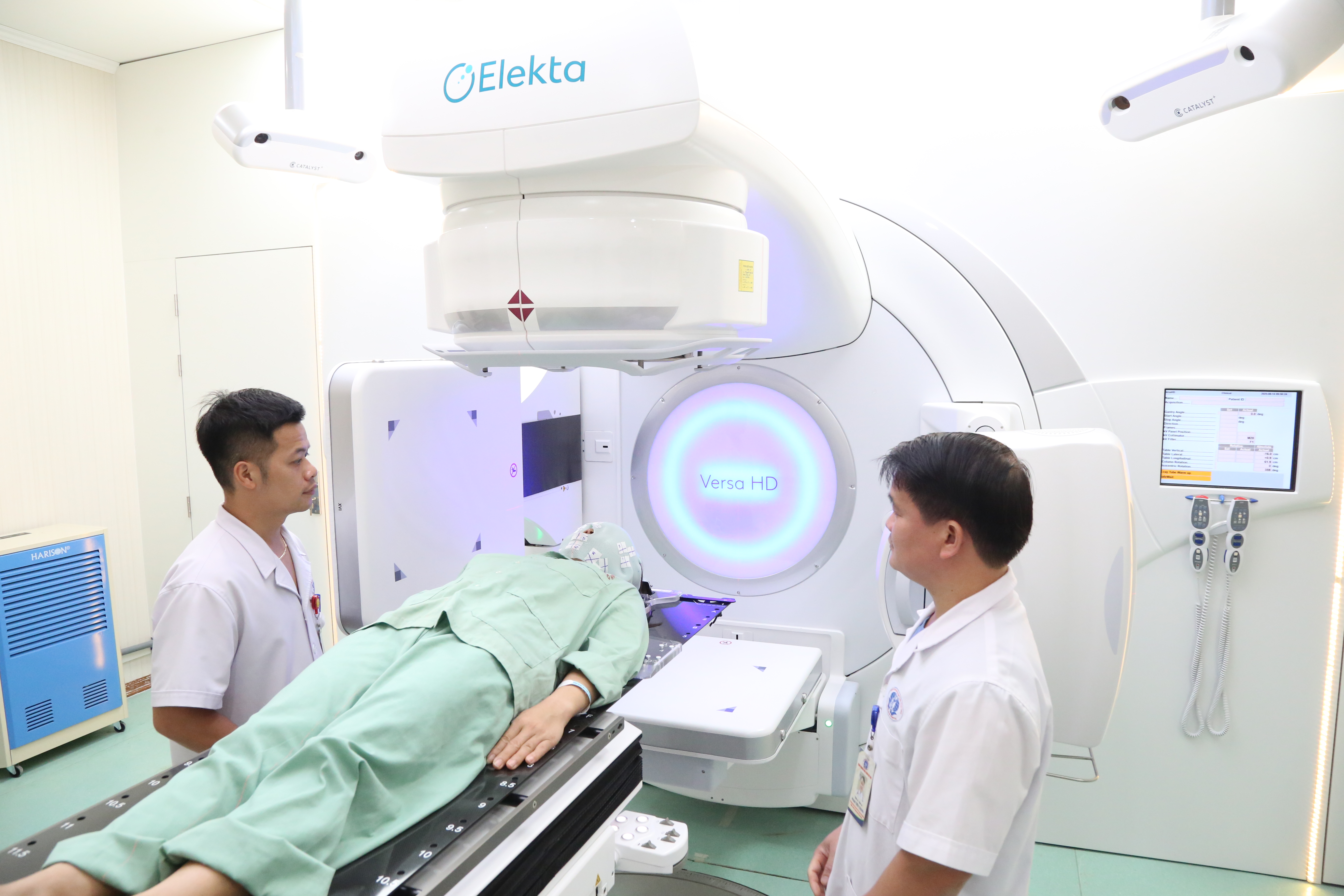 Bệnh viện Đa khoa tỉnh Phú Thọ: Chính thức vận hành hệ thống máy xạ trị gia tốc tuyến tính Versa HD