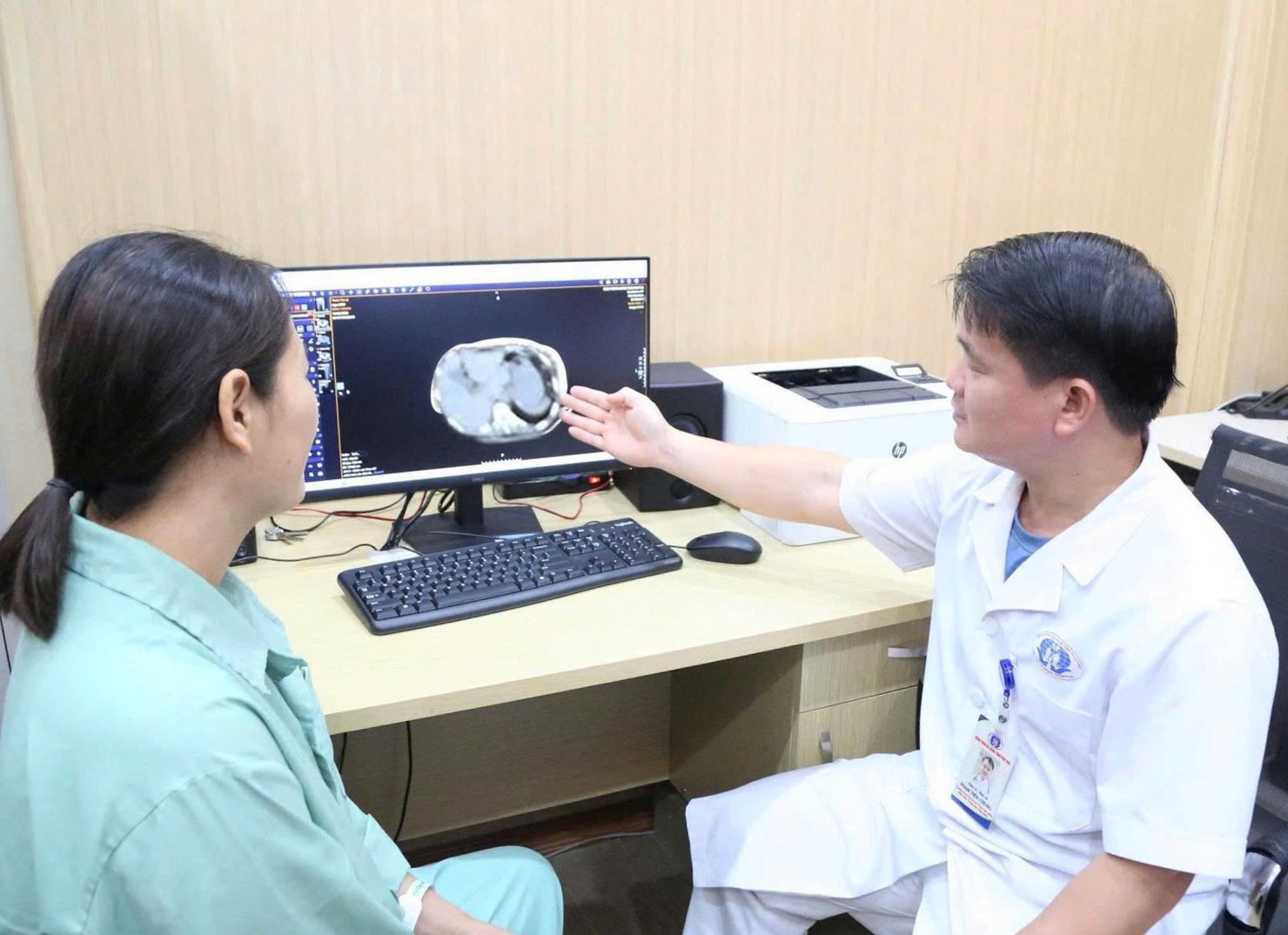 TS.BS. Phạm Tiến Chung – Giám đốc Trung tâm Ung bướu tư vấn cho người bệnh.