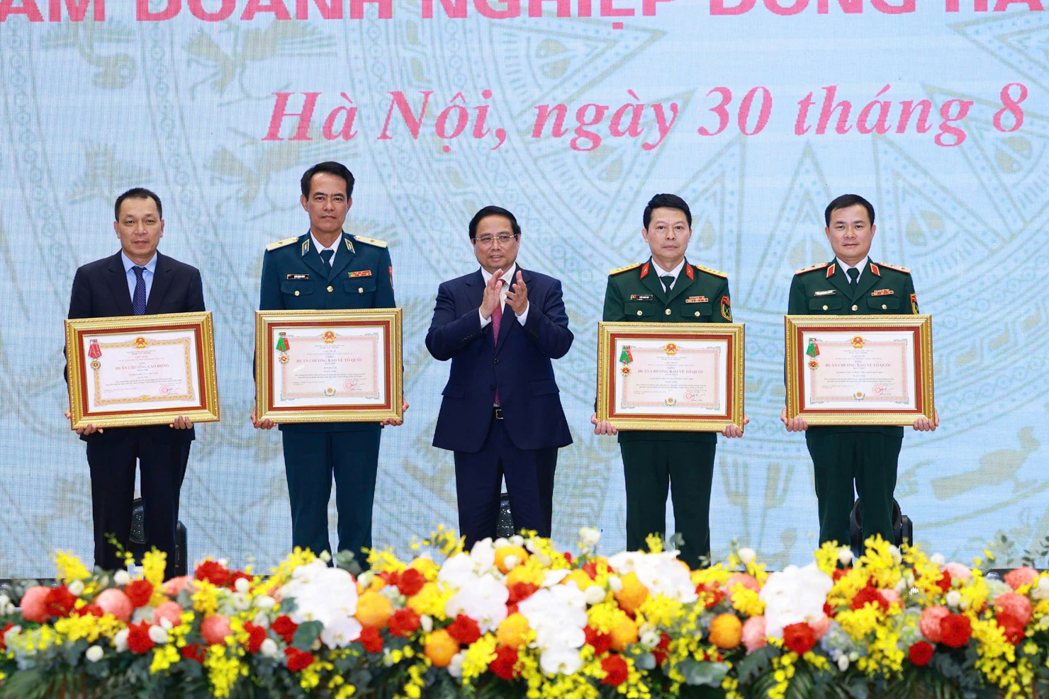Thủ tướng Phạm Minh Chính trao Huân chương Bảo vệ Tổ quốc tặng các doanh nghiệp tiêu biểu.