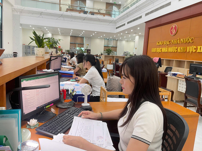 Các đơn vị của Kho bạc Nhà nước tiếp tục nỗ lực đẩy nhanh tiến độ để giải ngân, chi tặng quà cho người dân nhân dịp kỷ niệm 80 năm Cách mạng Tháng Tám và Quốc khánh 2/9. Ảnh: KBNN/Vietnam+)