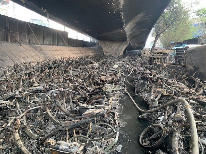 Vụ cháy bãi trông giữ xe dưới gầm cầu Vĩnh Tuy đã thiêu rụi hàng trăm xe máy. Ảnh: Hải Dương