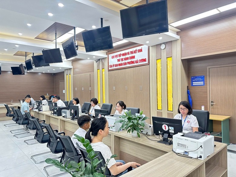 Người dân đến làm TTHC tại Trung tâm Phục vụ hành chính công phường Hải Dương.
