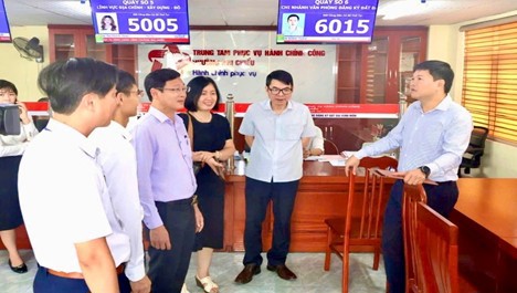 Phó Chủ tịch UBND TP. Hải Phòng Hoàng Minh Cường kiểm tra hoạt động của Trung tâm Phục vụ hành chính công phường Nhị Chiểu. 