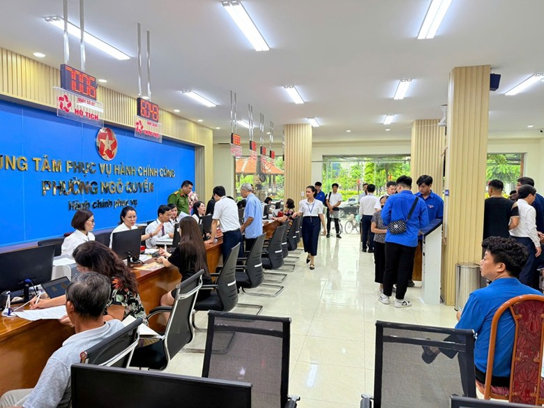 Trung tâm Phục vụ hành chính công phường Ngô Quyền tiếp nhận và giải quyết TTHC cho người dân.