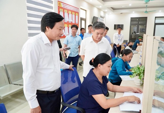 Phó Chủ tịch UBND tỉnh Phú Thọ Nguyễn Mạnh Sơn kiểm tra thực tế tại Trung tâm Phục vụ hành chính công xã Lâm Thao.