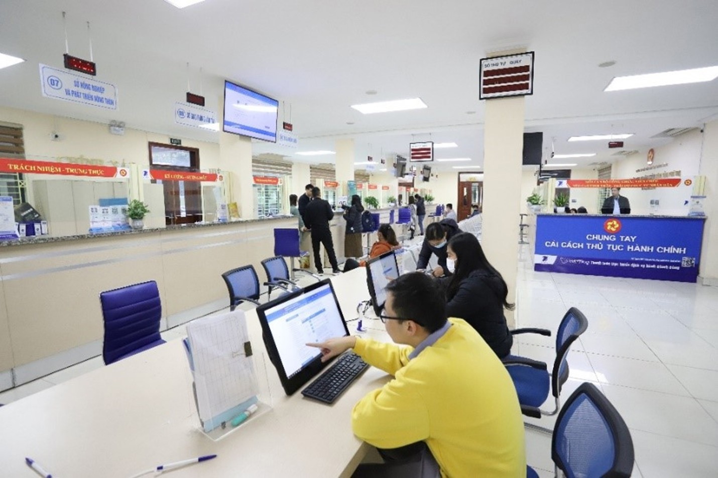 Trung tâm Phục vụ hành chính công của tỉnh Phú Thọ tiếp nhận và trả kết quả TTHC cho người dân, doanh nghiệp.