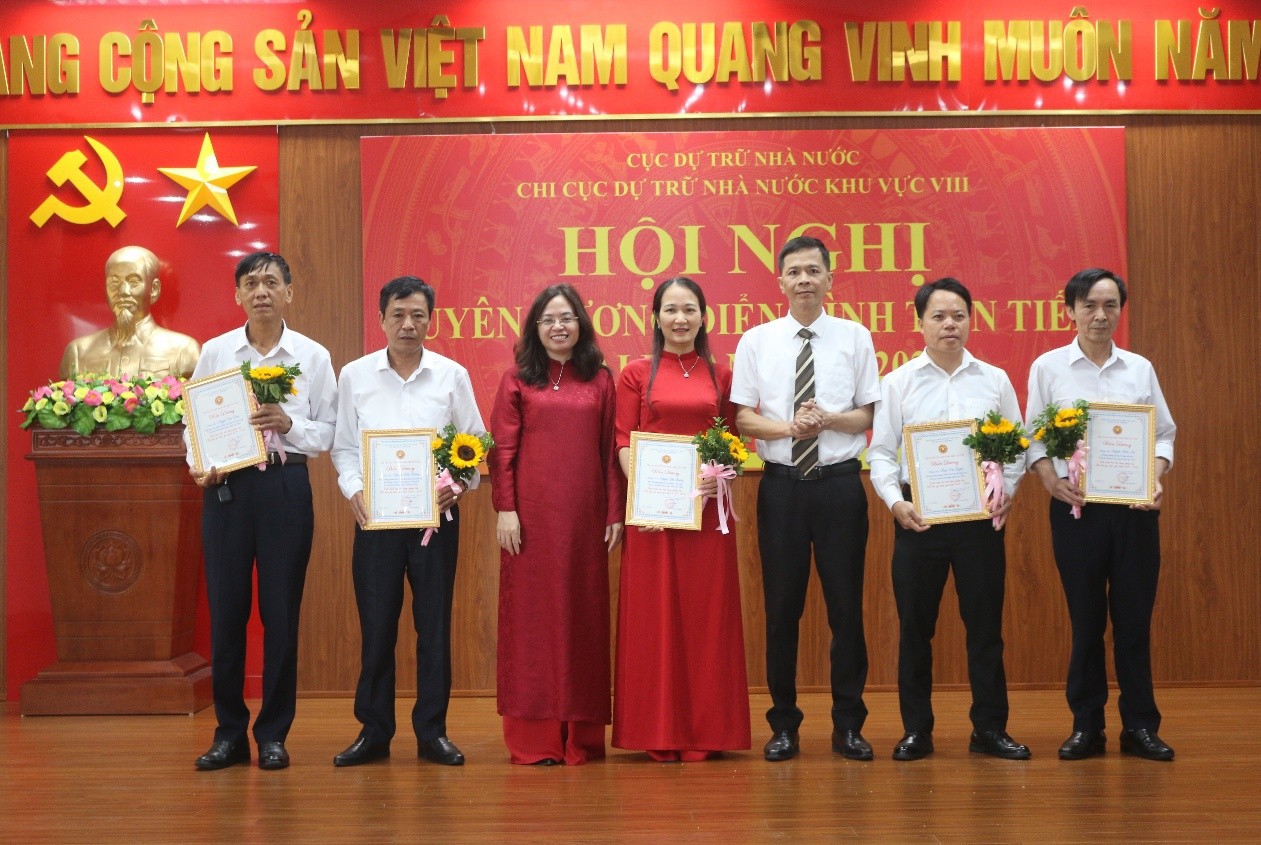 Đồng chí Nguyễn Thị Thu Hằng - Bí thư Đảng uỷ, Chi cục trưởng Chi cục DTNN khu vực VIII (thứ 3 từ trái sang) biểu dương, khen thưởng các cá nhân điển hình tiên tiến giai đoạn 2020-2025.