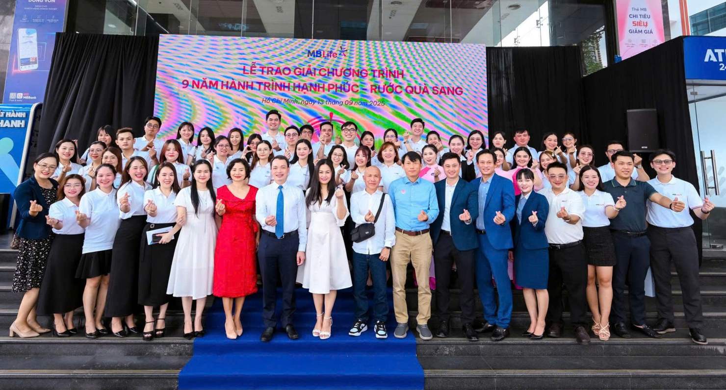 Lãnh đạo Bảo hiểm MB Life cùng các khách mời chụp ảnh lưu niệm tại Lễ trao giải Chương trình 