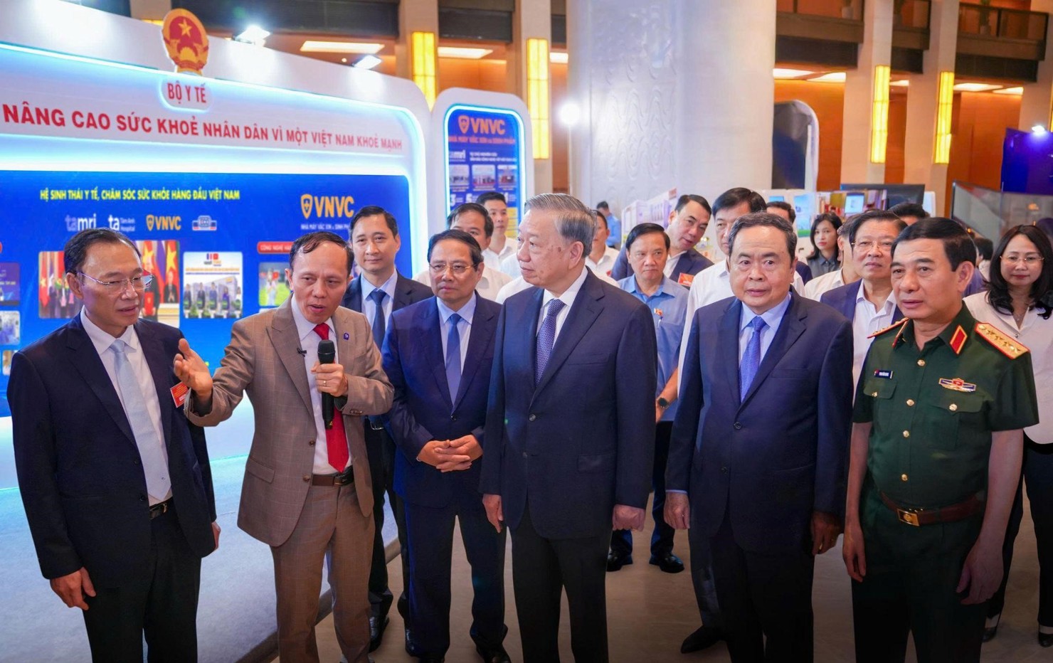 Tổng Bí thư Tô Lâm, Thủ tướng Chính phủ Phạm Minh Chính, Chủ tịch Quốc hội Trần Thanh Mẫn, Đại tướng Phan Văn Giang - Bộ trưởng Bộ Quốc phòng thăm dàn Robot AI tại gian triển lãm của Bệnh viện Đa khoa Tâm Anh Hà Nội. Ảnh: Bệnh viện Đa khoa Tâm Anh