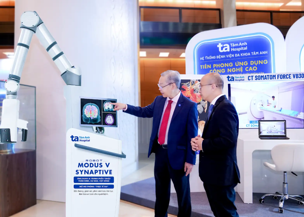 TTƯT.ThS.BS.CKII Chu Tấn Sĩ, Trưởng khoa Ngoại Thần kinh - Cột sống, Trung tâm Khoa học Thần kinh, Bệnh viện Đa khoa Tâm Anh TP. HCM chia sẻ về Robot AI Modus V Synaptive. Ảnh: Bệnh viện Đa khoa Tâm Anh