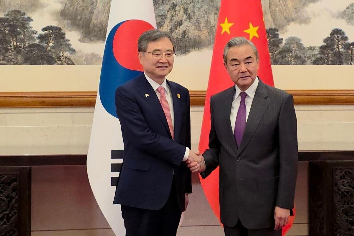 Bộ trưởng Ngoại giao Hàn Quốc Cho Hyun (trái) gặp gỡ Bộ trưởng Ngoại giao Trung Quốc Vương Nghị tại thủ đô Bắc Kinh. Ảnh: Korea Times