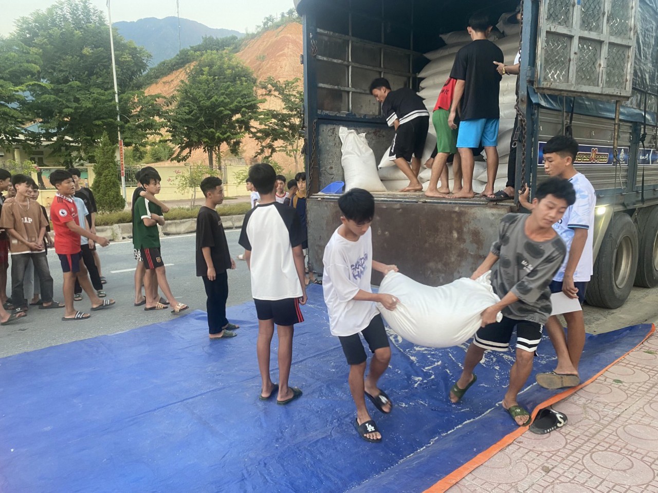 Việc hỗ trợ gạo dự trữ quốc gia giúp các em học sinh, học viên nâng bước học sinh tới trường.