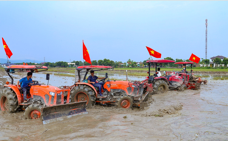 Hà Tĩnh tăng cường đưa cơ giới hóa vào đồng ruộng, giảm sức lao động cho người nông dân.