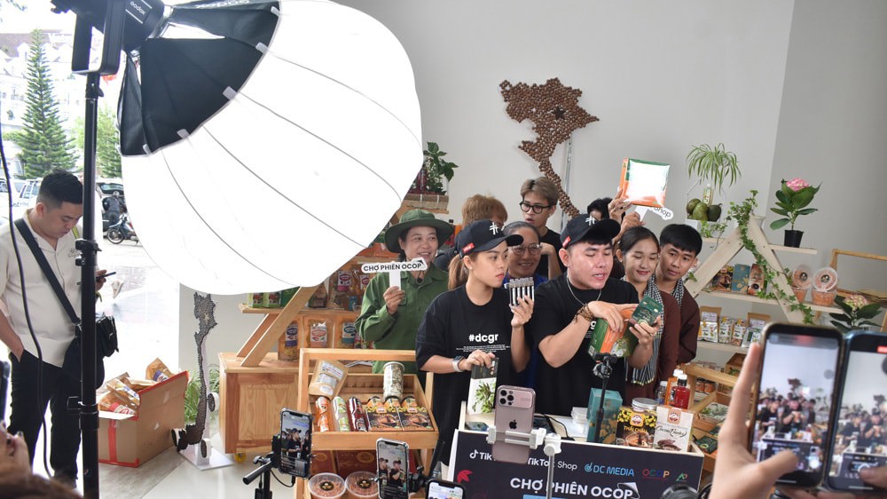 Bán hàng nông sản an toàn tỉnh Lâm Đồng trực tuyến trên kênh TikTok.