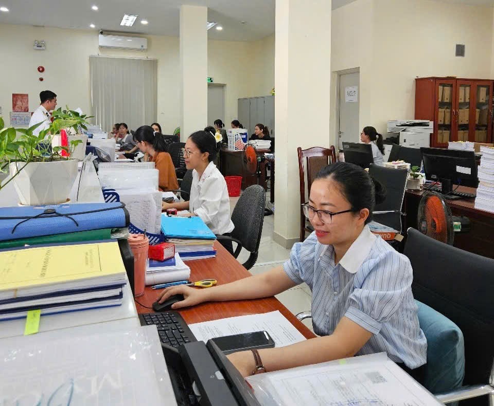 Cán bộ KBNN khu vực XIV tận tình hỗ trợ người dân và doanh nghiệp trong quá trình giao dịch.