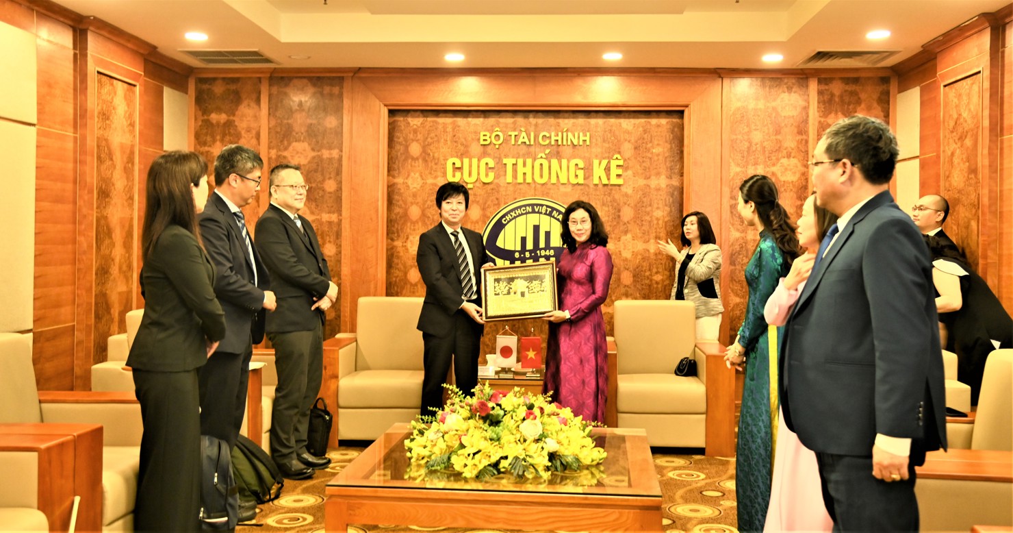 Cục trưởng Cục thống kê Việt Nam Nguyễn Thị Hương tặng quà kỷ niệm các thành viên của đoàn công tác Cơ quan Thống kê Nhật Bản