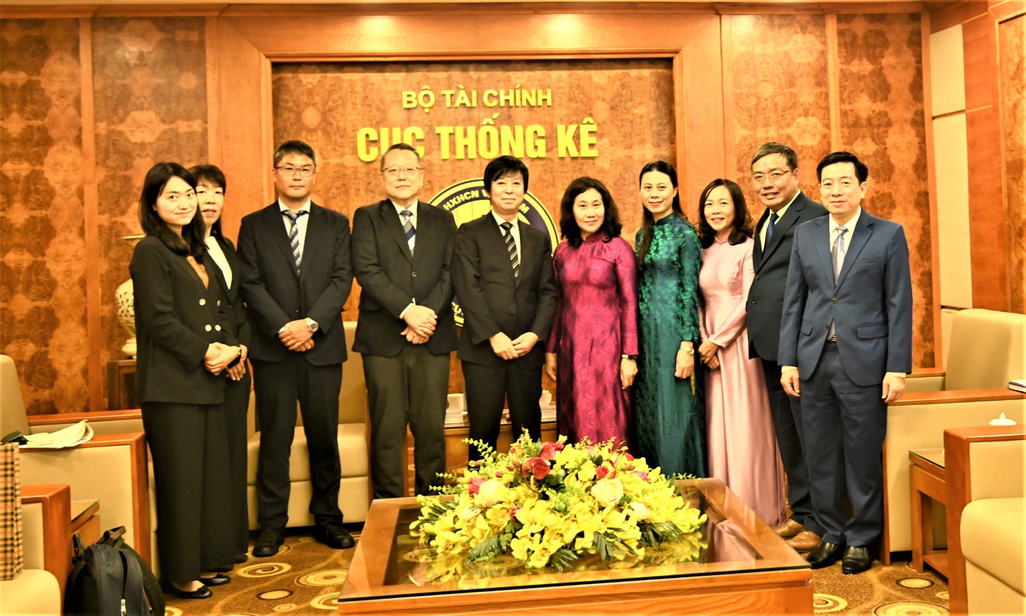 Hai bên chụp chụp ảnh kỷ niệm