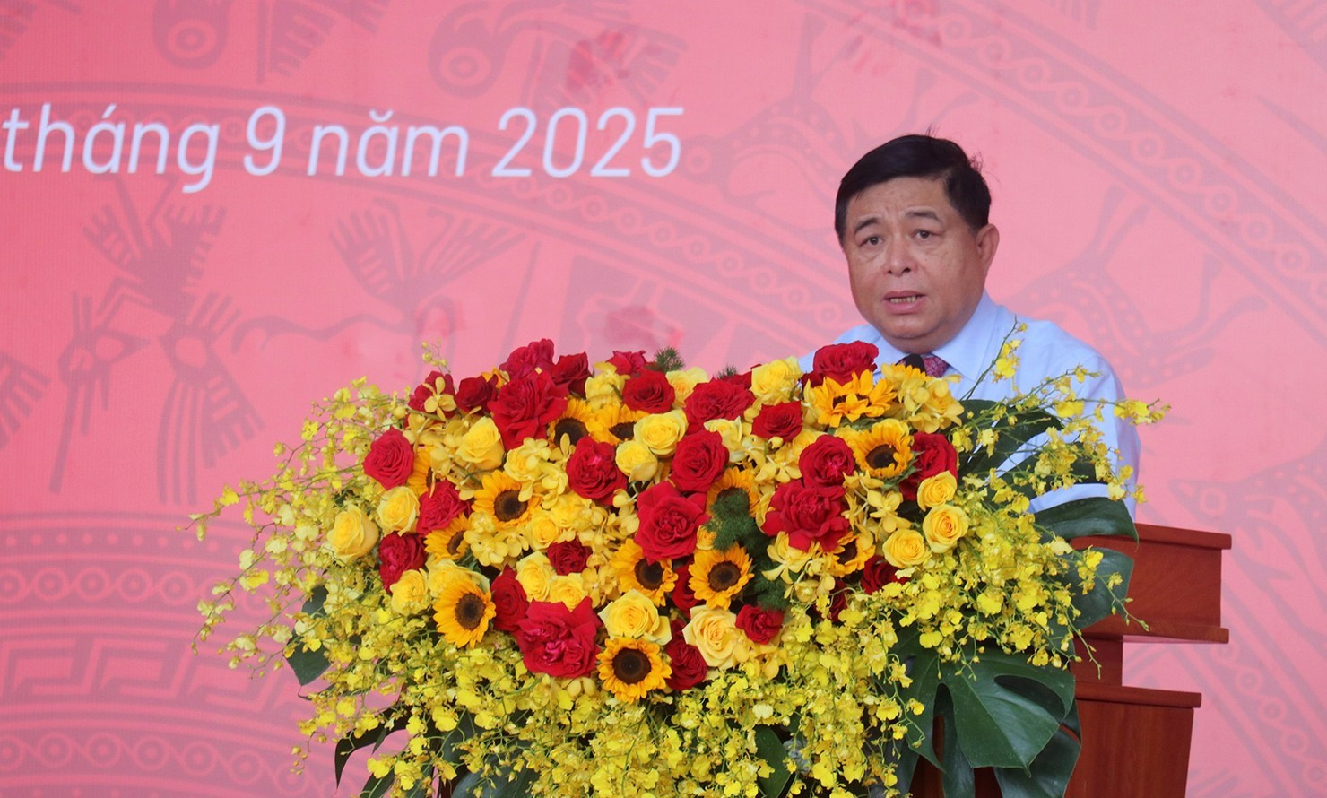 Phó Thủ tướng Chính phủ Nguyễn Chí Dũng phát biểu tại Lễ khởi công. Ảnh: VP