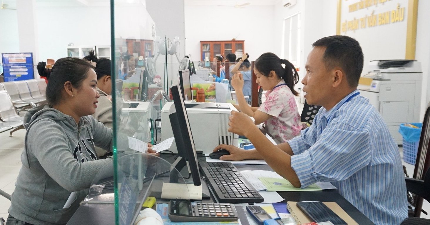 Lao động nộp hồ sơ hưởng trợ cấp thất nghiệp tại Trung tâm dịch vụ việc làm tỉnh Tây Ninh (cũ).
