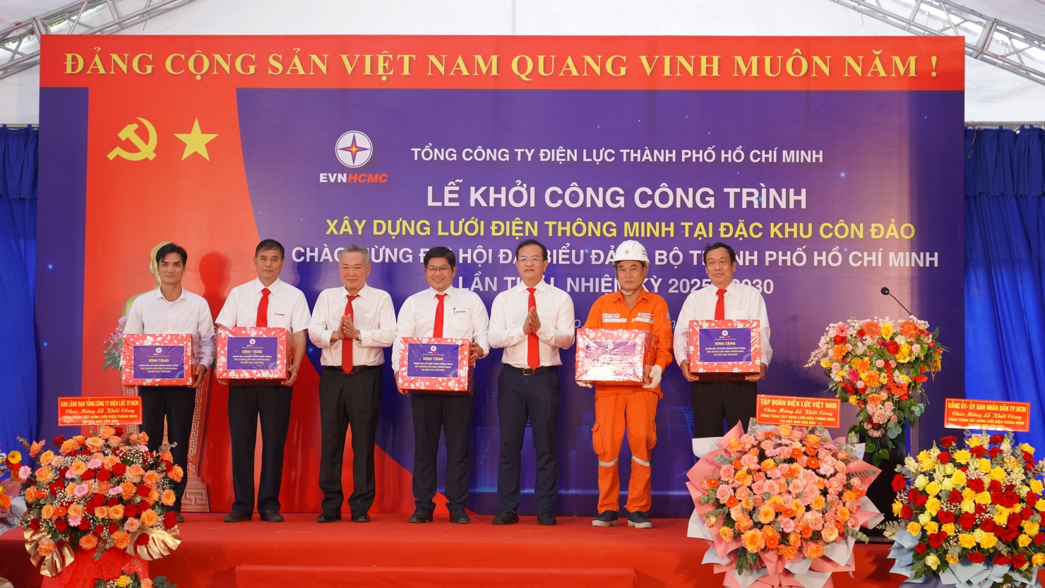 Đồng chí Huỳnh Tấn Định – Thành ủy viên, Phó Bí thư Đảng ủy UBND Thành phố Hồ Chí Minh và đồng chí Phạm Quốc Bảo - Bí thư Đảng uỷ, Chủ tịch HĐTV EVNHCMC tặng quà, động viên các đơn vị, đối tác thi công.