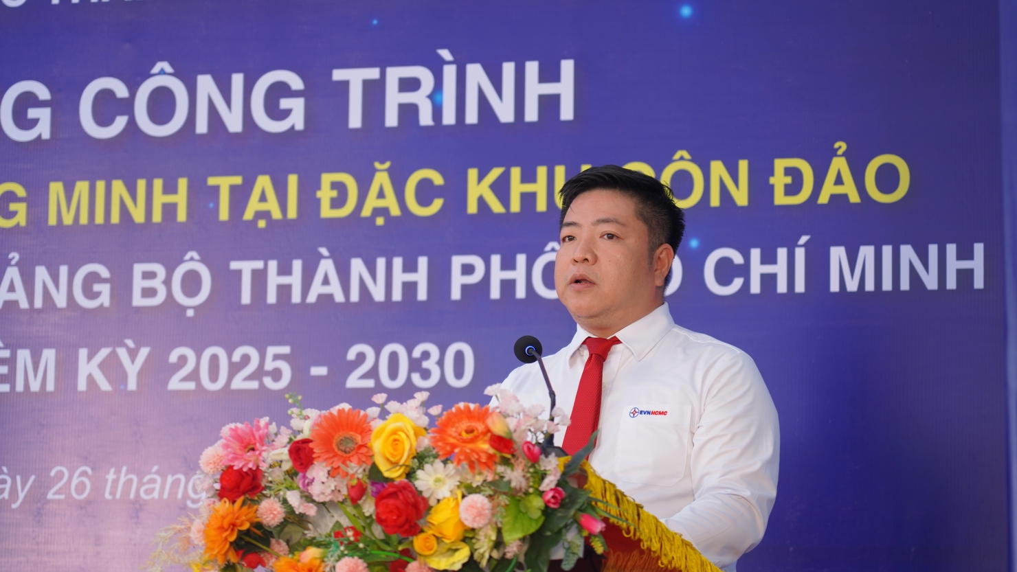 Đồng chí Luân Quốc Hưng - Phó Tổng giám đốc Kỹ thuật EVNHCMC phát biểu giới thiệu về Dự án Lưới điện thông minh tại Đặc khu Côn Đảo