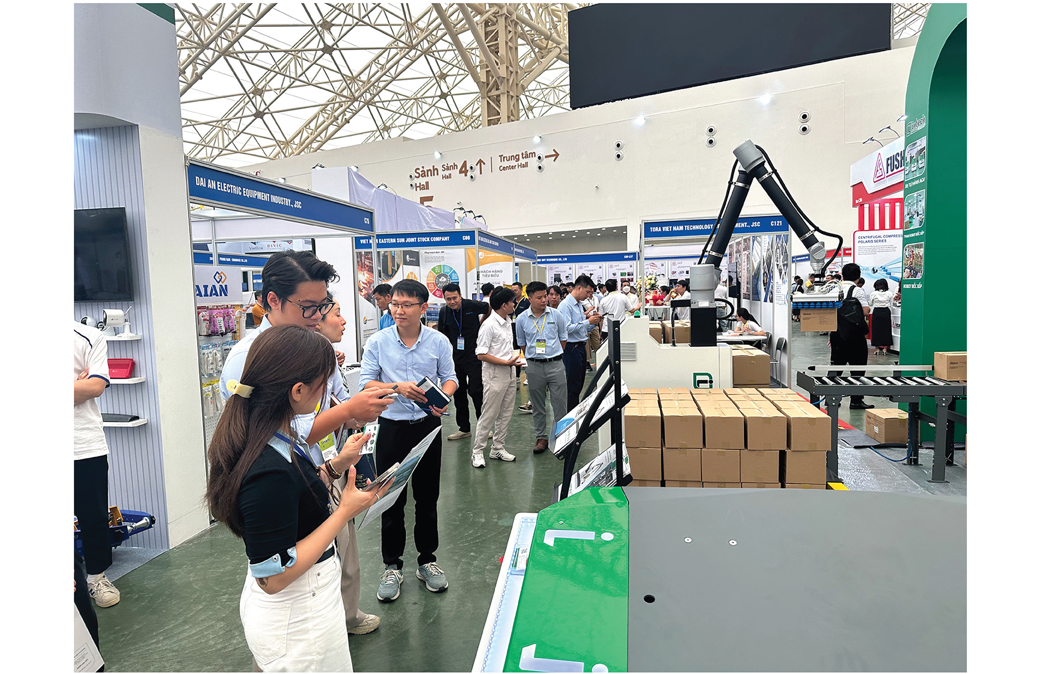 Nhiều hoạt động hội chợ, triển lãm, xúc tiến thương mại đã được tổ chức cho các doanh nghiệp CNHT. Trong ảnh: Các doanh nghiệp tham gia trưng bày tại 