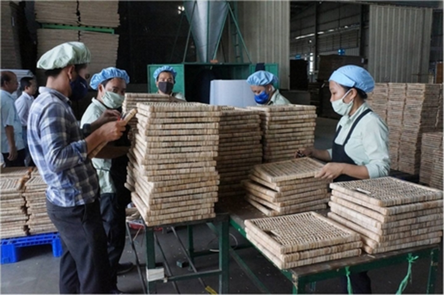 Nhiều hộ nghèo tỉnh Vĩnh Long vươn lên thoát nghèo nhờ có việc làm ổn định. 