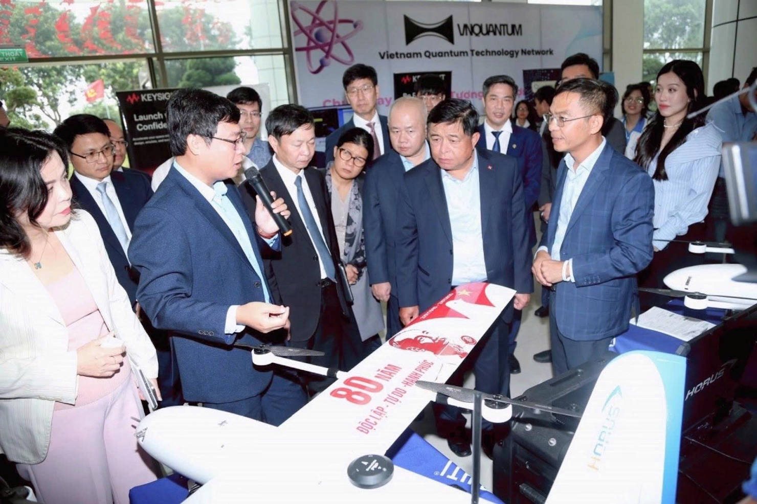 Phó Thủ tướng Nguyễn Chí Dũng tham gian hàng trưng bày các sản phẩm thực tế của Mạng lưới UAV Việt Nam, ngày 25/8.