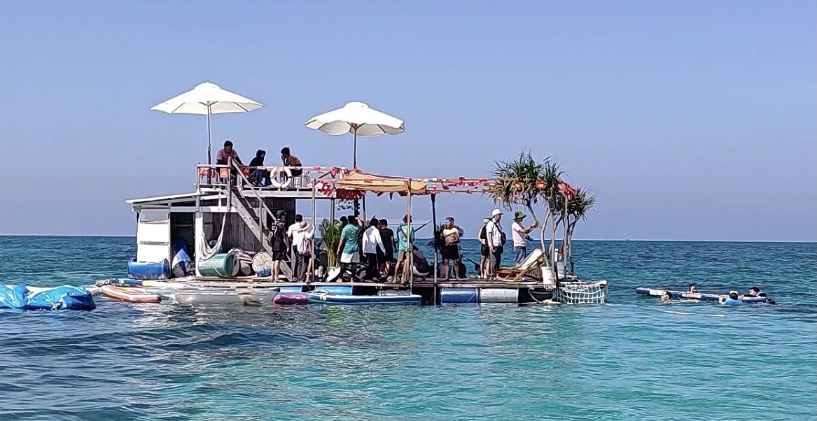 Hoạt động du lịch tại đặc khu Phú Quý chủ yếu mang tính mùa vụ, chưa đăng ký kinh doanh, chưa chủ động kê khai thuế, gây khó khăn cho công tác quản lý thuế. Ảnh. Q.M