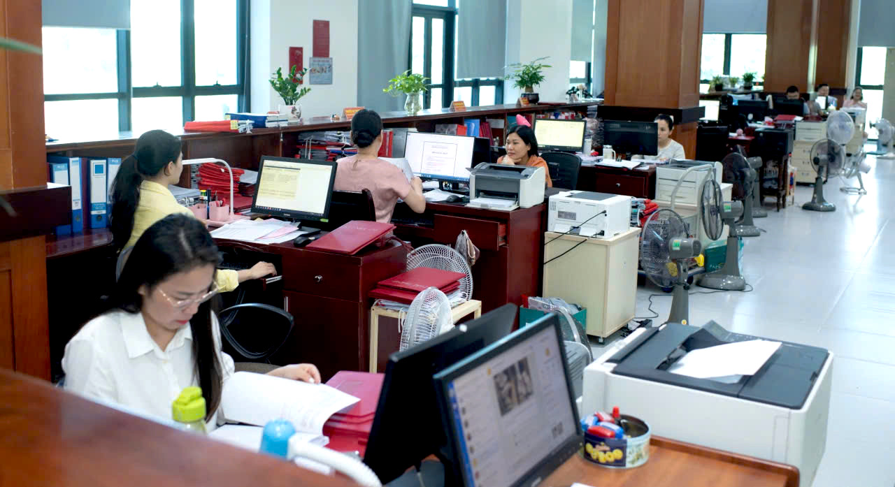 Công chức và người lao động KBNN khu vực XI thường xuyên học hỏi để sử dụng thành thạo các phần mềm, ứng dụng mới.