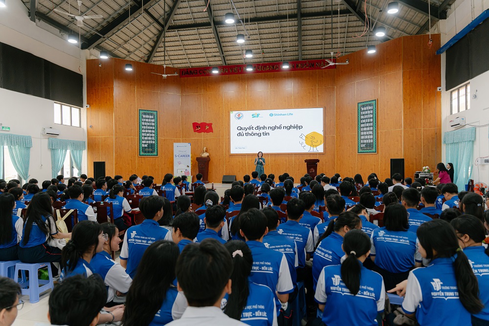 Sau gần 6 tháng triển khai Shinhan Life Việt Nam vừa chính thức khép lại S-Career mùa 2 năm 2025 tại trường THPT Nguyễn Trung Trực (Tây Ninh).