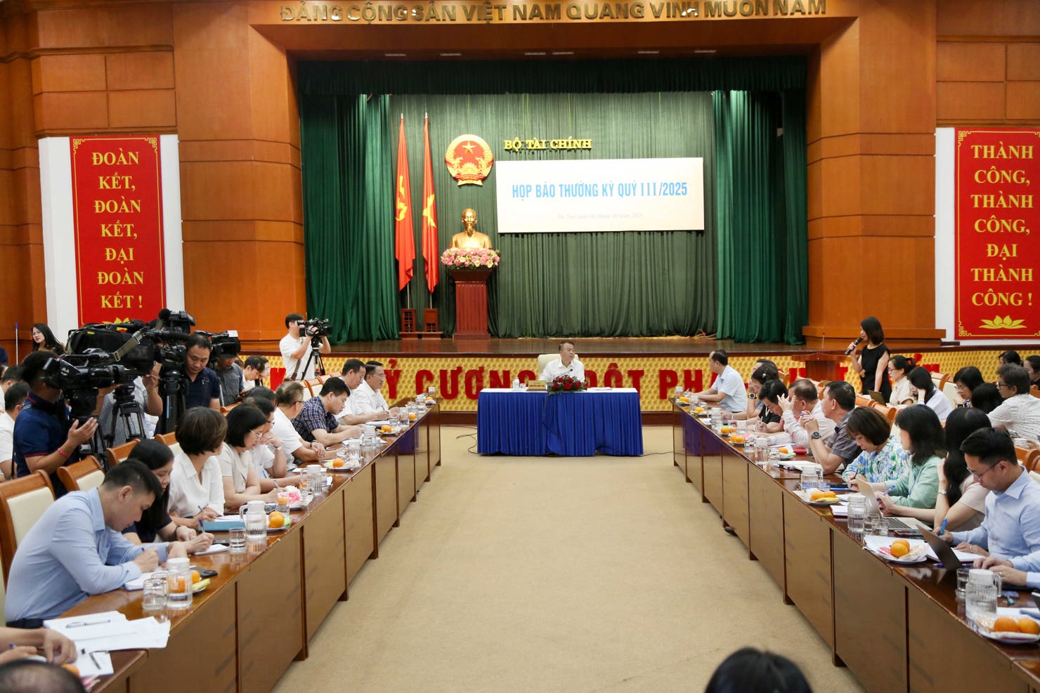 Thứ trưởng Bộ Tài chính Nguyễn Đức Chi chủ trì buổi họp báo.