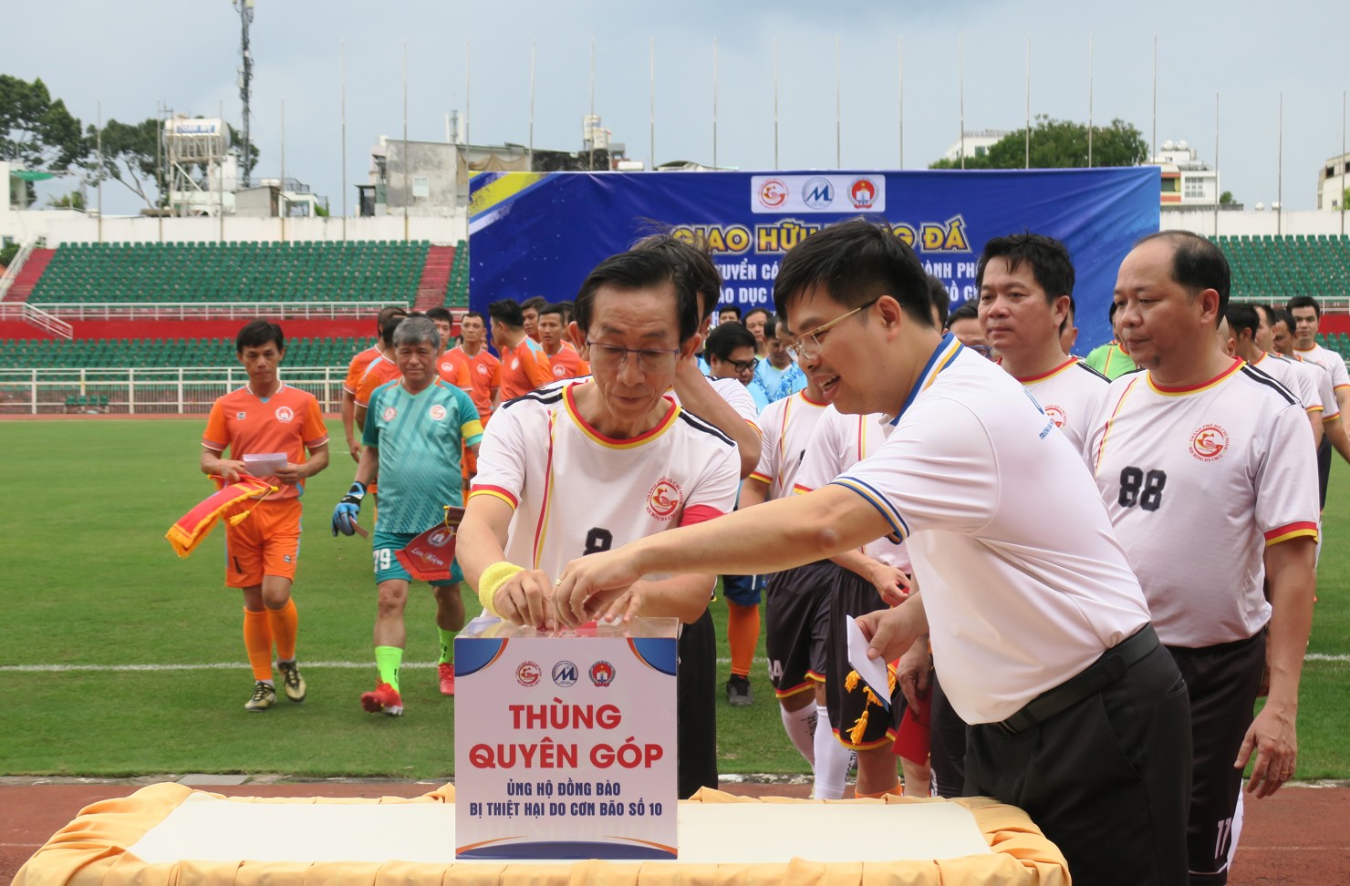 PGS.TS. Trần Hoàng Ngân, PGS.TS. Phạm Tiến Đạt, cùng các vận động viên tham gia ủng hộ đồng bào miền Trung bị ảnh hưởng bởi cơn bão số 10. Ảnh: Đức Mỹ