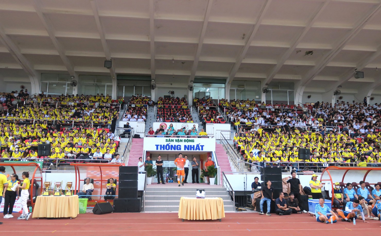 Giải giao hữu bóng đá thu hút hàng trăm vận động viên, khán giả, cổ vũ đến từ các đơn vị. Ảnh: Đức Mỹ