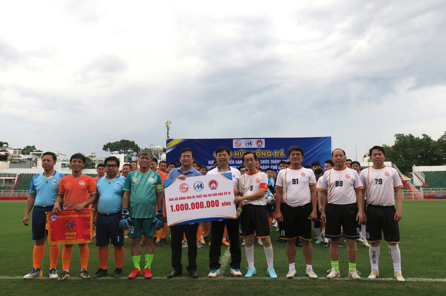Tại Giải giao hữu bóng đá, các đơn vị đã gây quỹ 1 tỷ đồng ủng hộ đồng bào miền Trung chịu ảnh hưởng do cơn bão số 10 gây ra. Ảnh: Đức Mỹ 