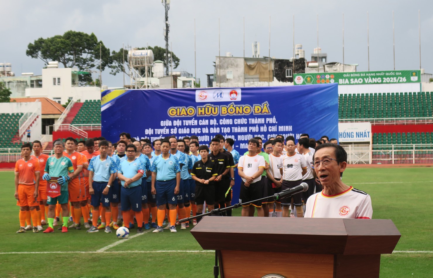 PGS.TS. Trần Hoàng Ngân - Trợ lý Ủy viên Bộ Chính trị, nguyên Hiệu trưởng Trường Đại học Tài chính - Marketing phát biểu trước giải đấu. Ảnh: Đức Mỹ