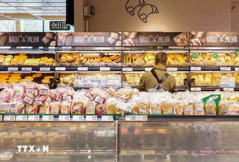 Người tiêu dùng mua sắm tại siêu thị ở Berlin, Đức. (Ảnh: THX/TTXVN).