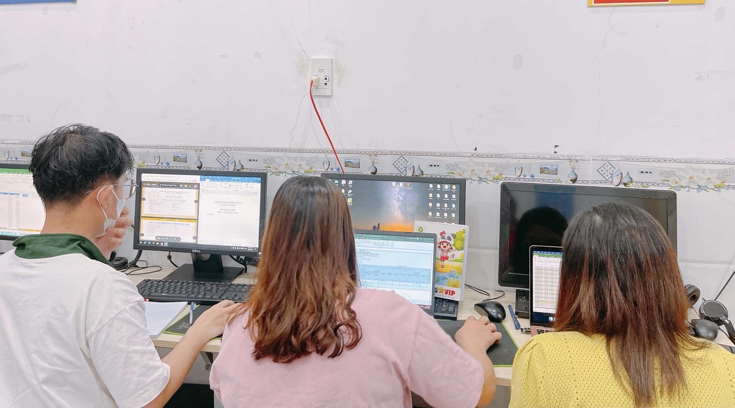 Khảo sát đánh giá năng lực, kỹ năng số theo hình thức trực tuyến đối với giáo viên, nhân viên ngành giáo dục TP. Hồ Chí Minh tại đường dẫn https://chuyendoiso.hcm.edu.vn. Ảnh: Lê Văn