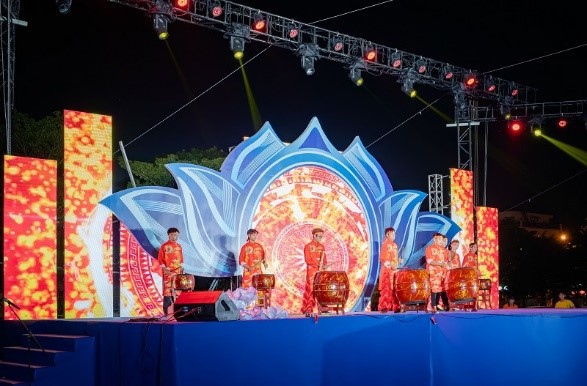 Tiết mục trống hội mở màn cho chương trình nghệ thuật đặc sắc đón trăng Ciputra Hanoi 2025