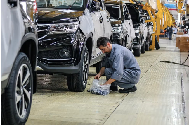 Ô tô Trung Quốc đang được sản xuất tại một nhà máy ở Iran. Ảnh: Iran International. 