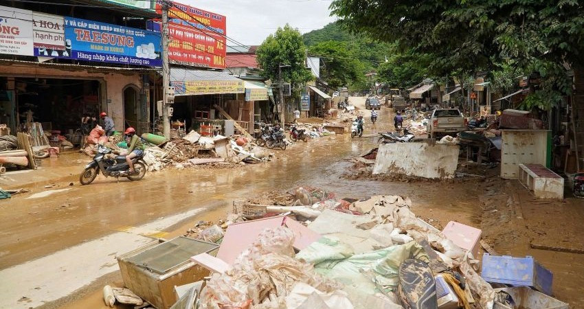 Nước rút, trung tâm xã Tương Dương (tỉnh Nghệ An) ngổn ngang bùn đất và đồ đạc của người dân. Ảnh: Đình Phượng